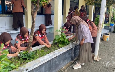 SMA NEGERI 1 KASIMAN GALAKKAN KARAKTER PEDULI LINGKUNGAN MELALUI GERAKAN JUMAT BERAPI “BERSIH DAN RAPI”