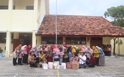 MENGABDIKAN DIRI DI SMAN 1 KASIMAN, IBU GURU SRI ANDJANI, S.PD MEMASUKI MASA PURNA BAKTI DENGAN PENUH RASA SYUKUR DAN TERIMA KASIH.