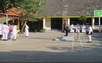 KEHADIRAN ANGGOTA POLRES BOJONEGORO  SAAT UPACARA  BENDERA