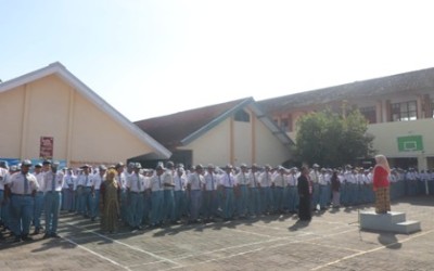 Keberagaman dalam Balutan Pakaian Adat Mewarnai Upacara Hari Guru Nasional 2025 di SMA Negeri 1 Kasiman
