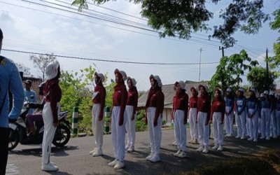 TUNJUKKAN SEMANGAT DAN KREATIVITAS SMAN 1 KASIMAN JUARA LOMBA GERAK JALAN SE-KECAMATAN KASIMAN